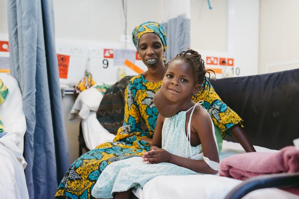 Houleye (5) uit Senegal in het ziekenhuisschip voor haar operatie 