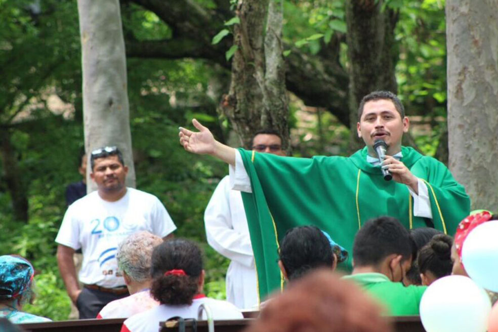 Priester Noel Ortiz, uitvoerend secretaris van het Meso-Amerikaanse Ecologische Kerkelijke Netwerk