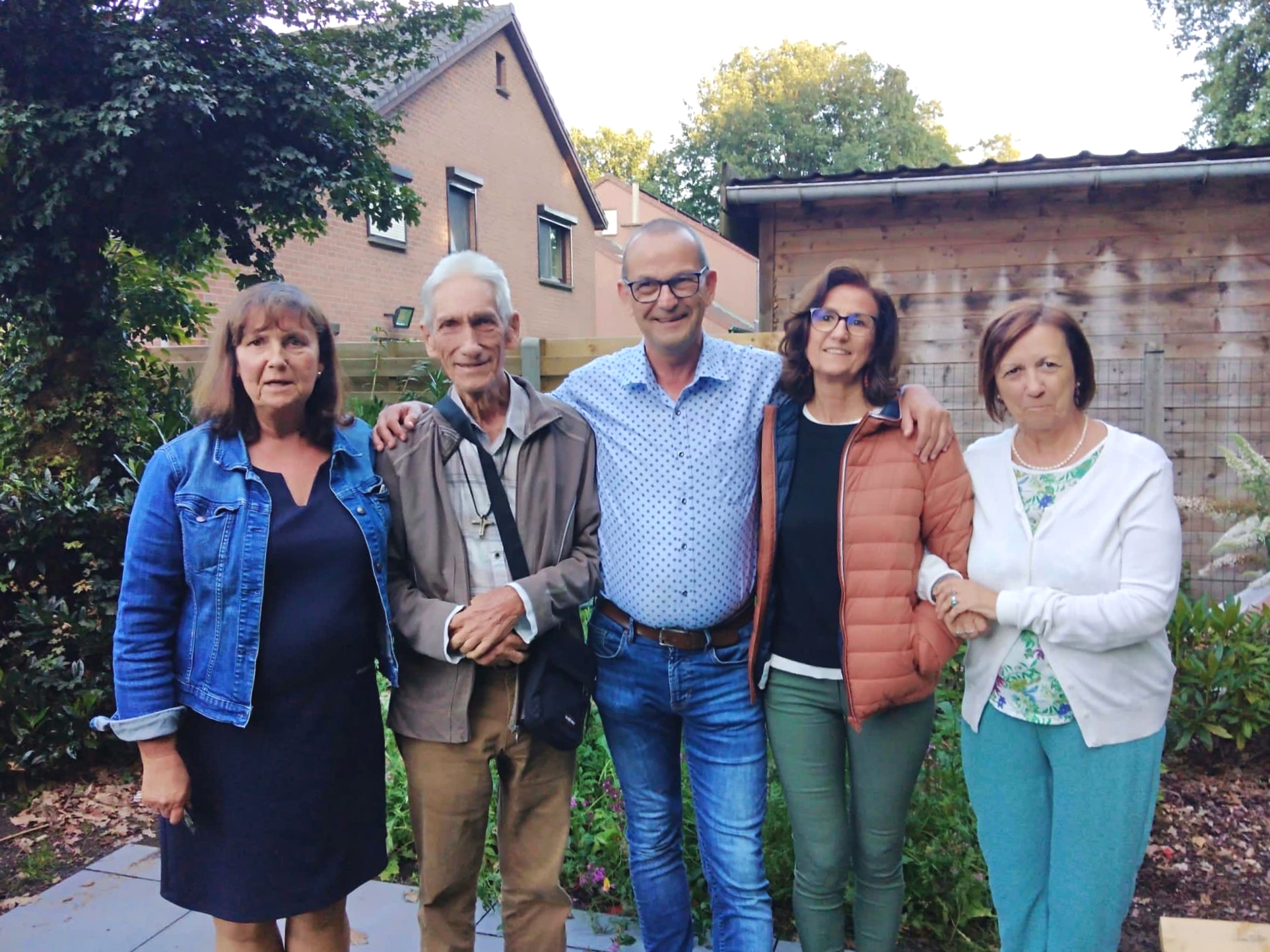 Om de twee jaar bezocht pater Pol (tweede van links) zijn familie in Hechtel-Eksel.