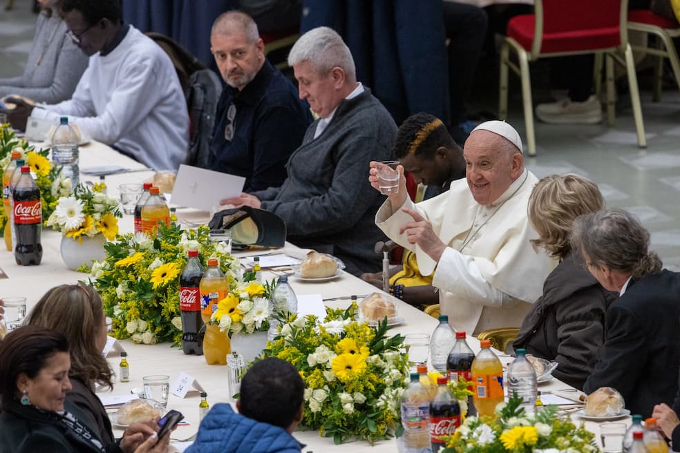 Paus Franciscus heft het glas aan het begin van de lunch met armen in de Paulus VI-zaal van het Vaticaan op 19 november 2023