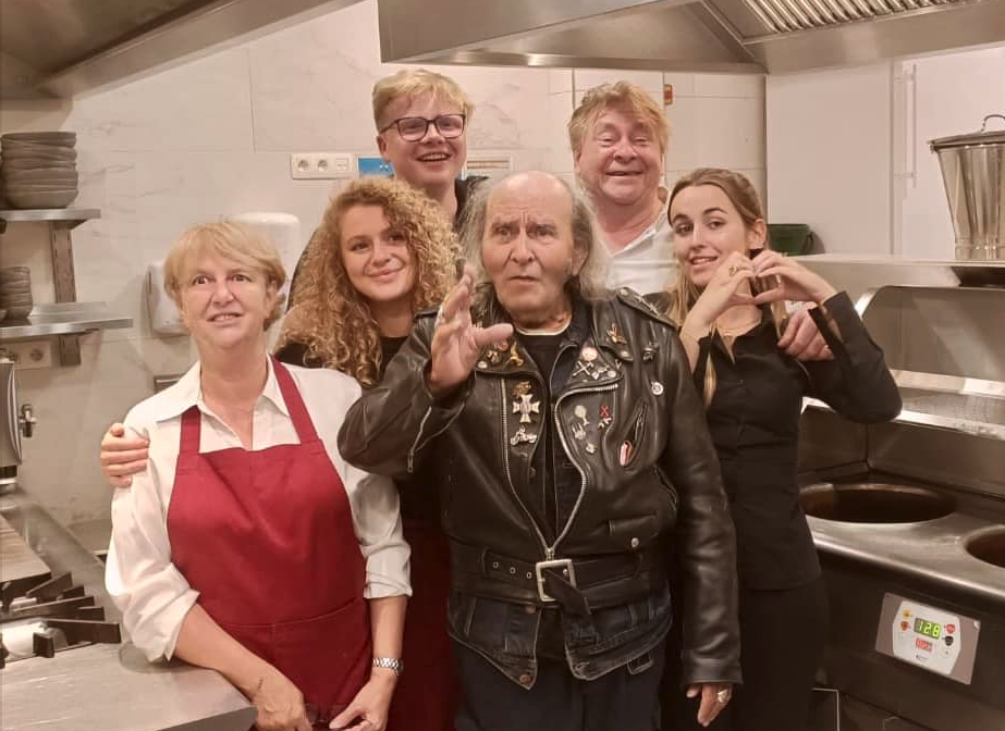 Het personeel van restaurant Le Grill des Tanneurs in Namen ging graag op de foto met de 89-jarige priester.