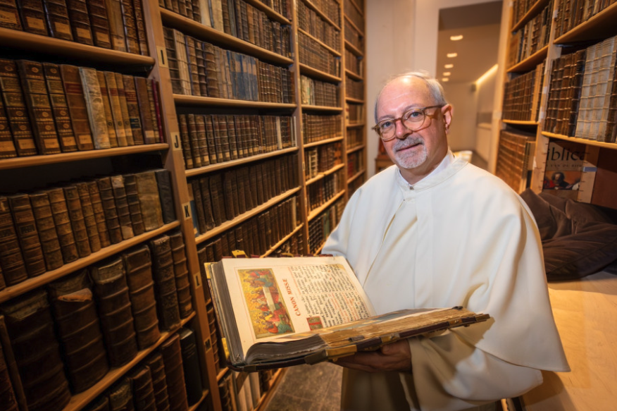 Pater Nicolaas, bibliothecaris van de abdij van Postel, is op zijn 62ste begonnen met Latijnse les. 