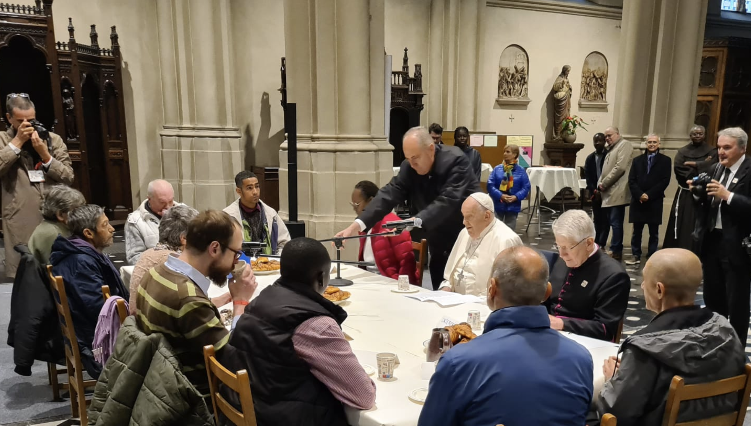 Op zaterdag 28 september ontbeet de paus in Sint-Gillis met twaalf daklozen.