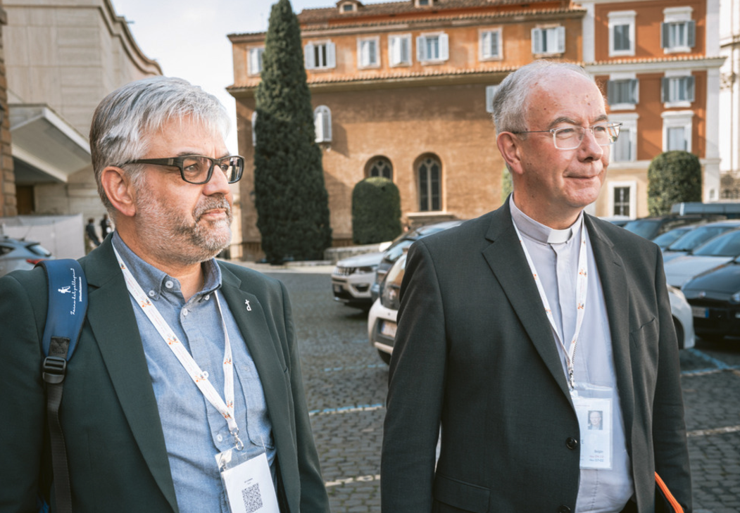 Mgr. Koen Vanhoutte (rechts) met een andere Belgische deelnemer aan de synode, Geert De Cubber.