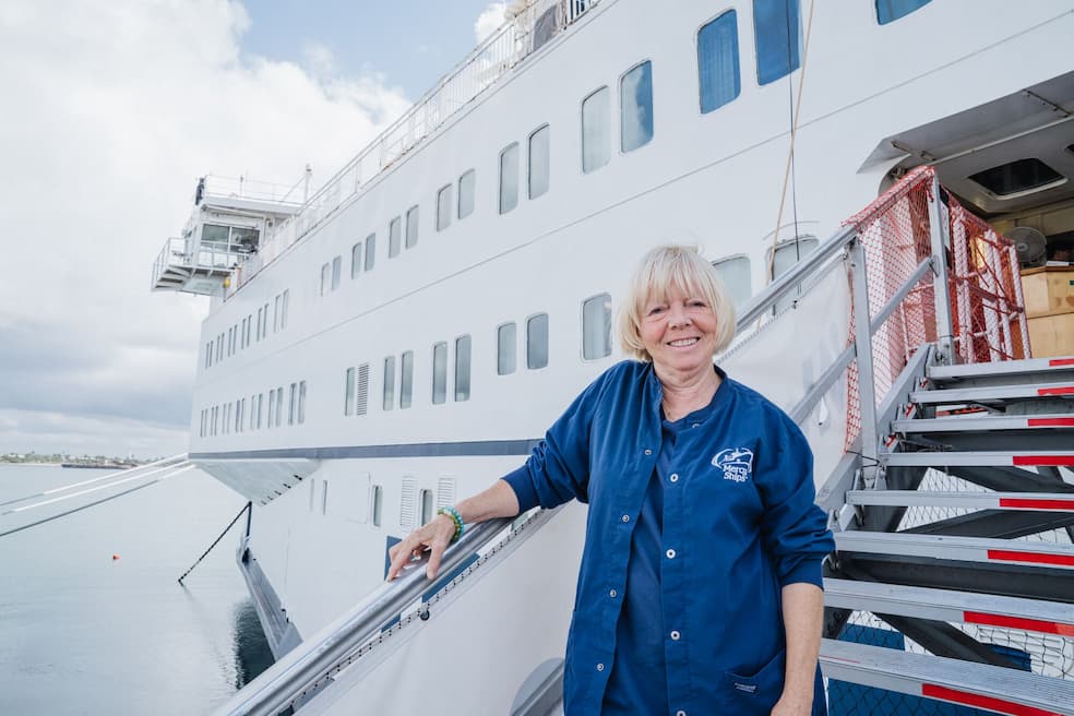 Tandartsassistente Rit vertrekt voor de 20ste keer op missie met een ziekenhuisschip van Mercy Ships