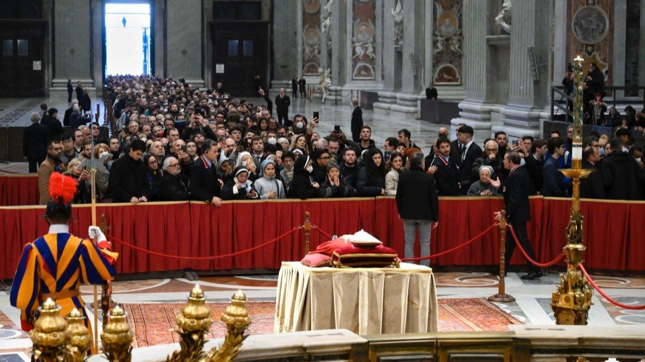 Duizenden mensen brengen een laatste groet aan emeritus paus Benedictus XVI, die opgebaard ligt op een katafalk.