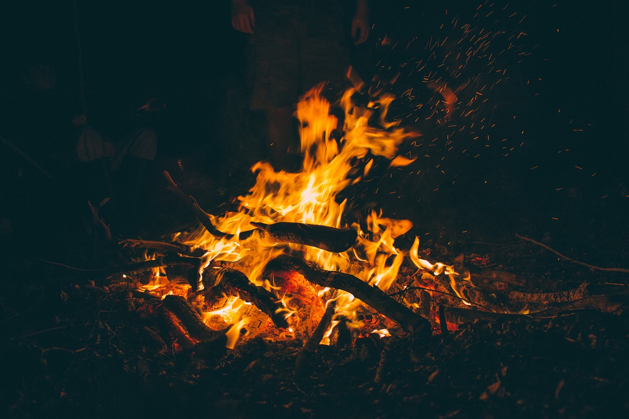 Een brandend kampvuur