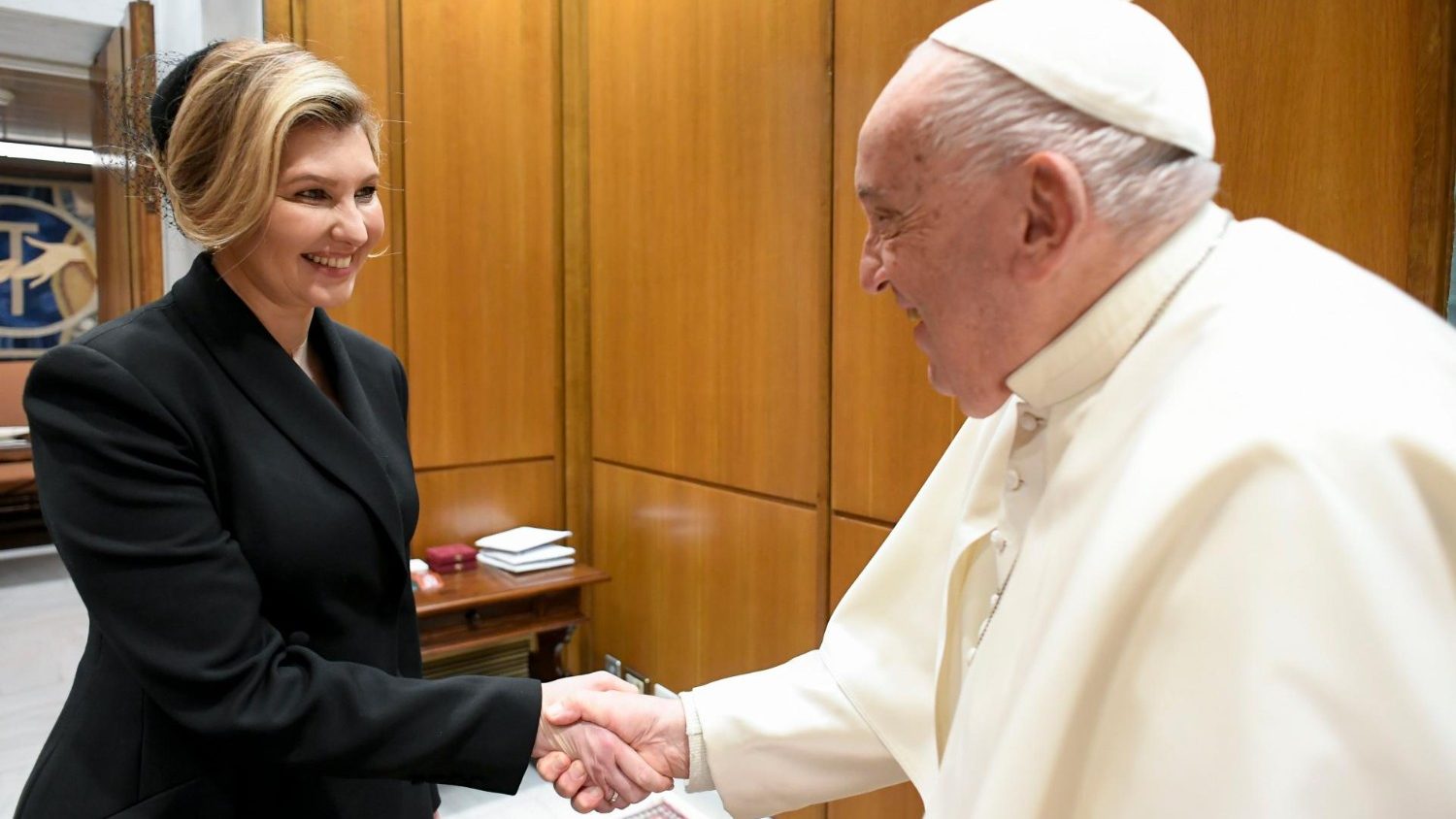 Olena Zelenska schudt paus Franciscus de hand.