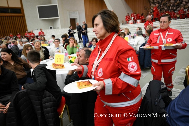 Vrijwilligers van het Rode Kruis serveren de maaltijden.