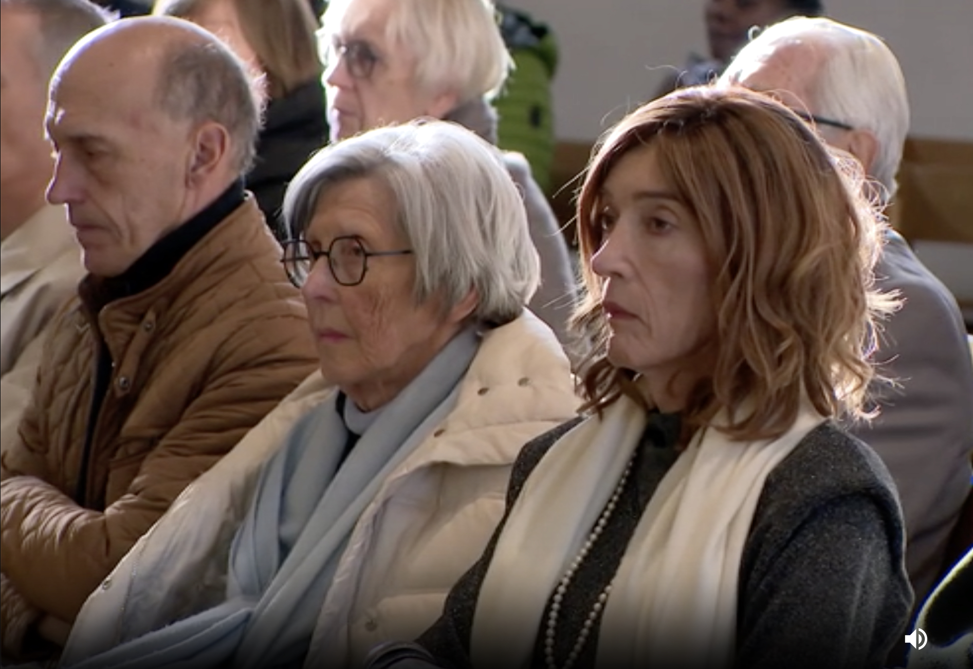 Aline Colpaert naast haar moeder in de kerk van Vosselaar.