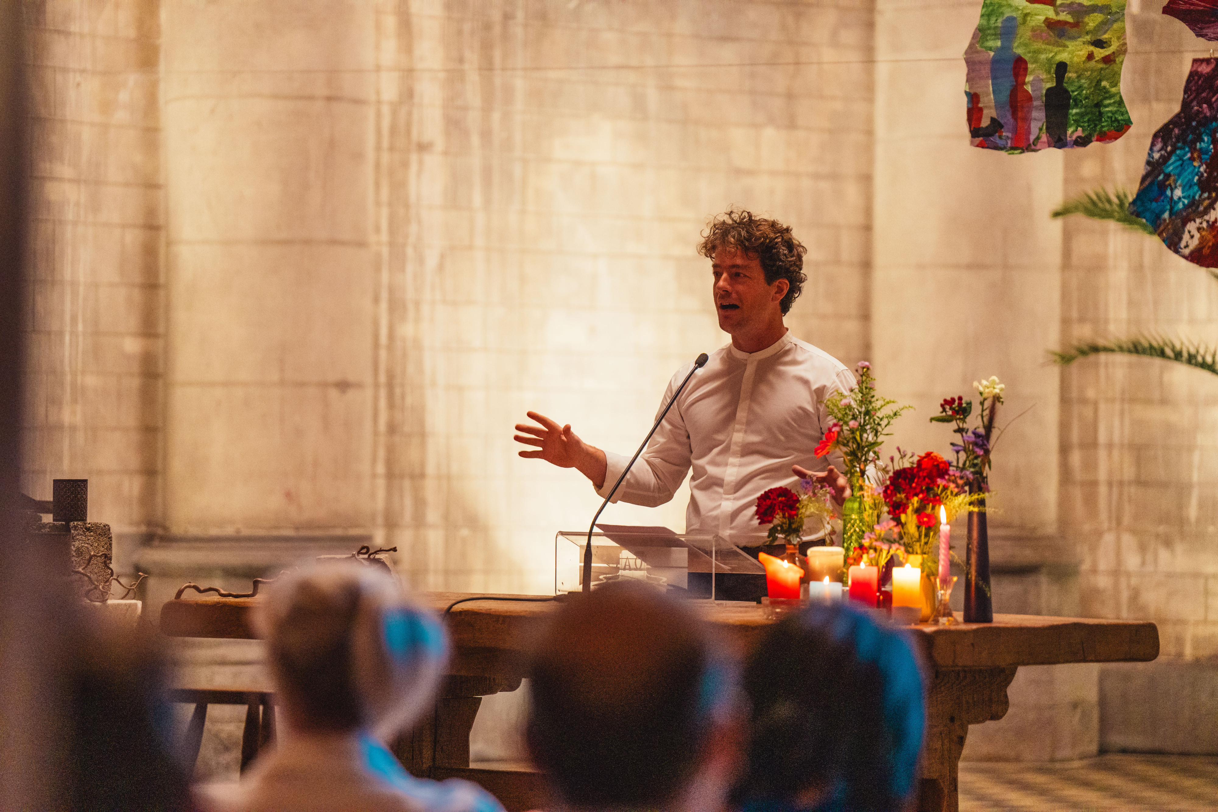 Nick Van Langendonck spreekt een volle kerk toe.