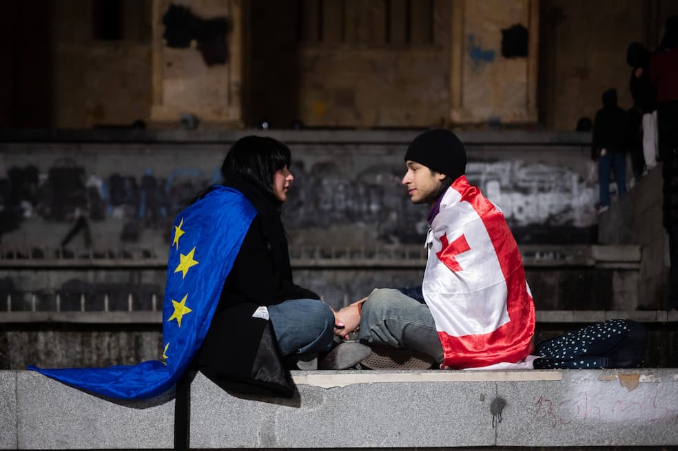 3 december - voor de 6de nacht op rij komen tienduizenden pro-Europese demonstranten op straat in de Georgische hoofdstad Tbilisi, de protesten doen denken aan de Euromaidan-protesten van 2013 in Oekraïne