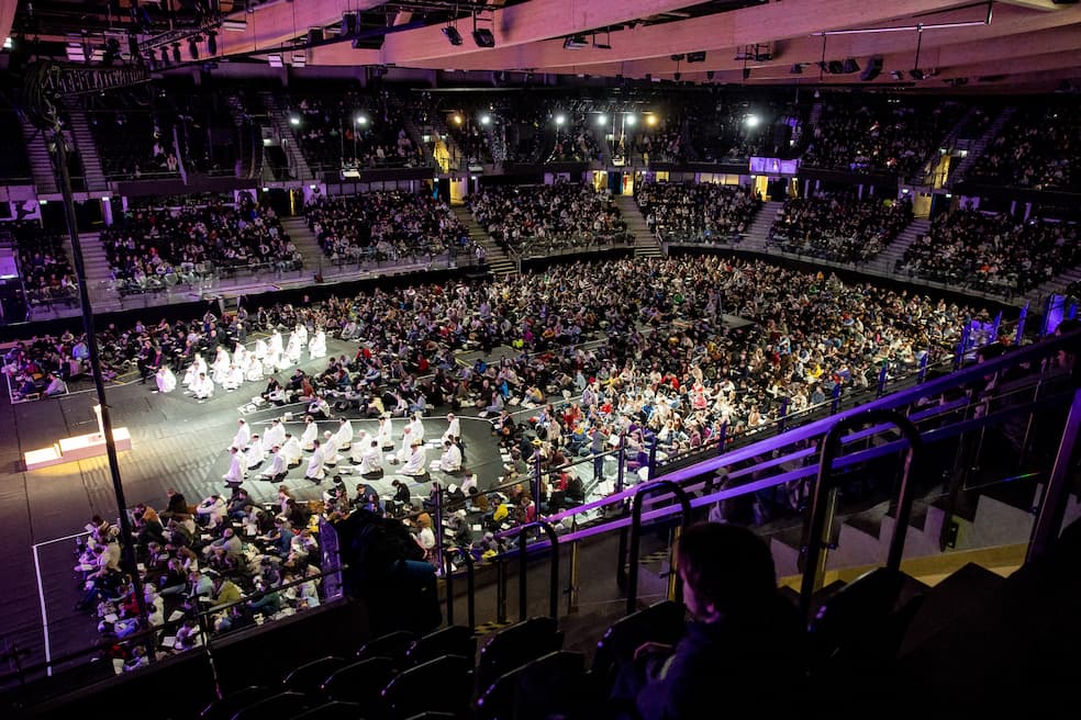 Avondgebed tijdens de 47ste Europese Ontmoeting van Taizé-jongeren in de Tondiraba-ijshockeyhal in Tallinn, Estland