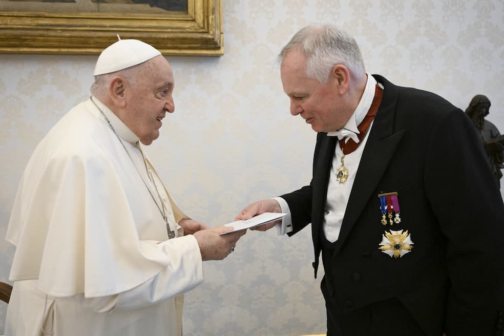 Bruno van der Pluijm overhandigt als nieuwe Belgische ambassadeur bij de Heilige Stoel zijn geloofsbrieven aan paus Franciscus op 19 december 2024