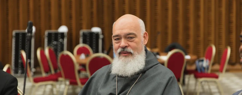 Dominique Mathieu in de Paulus VI-zaal in Rome. Op de achtergrond de ronde tafels van de synode over synodaliteit.