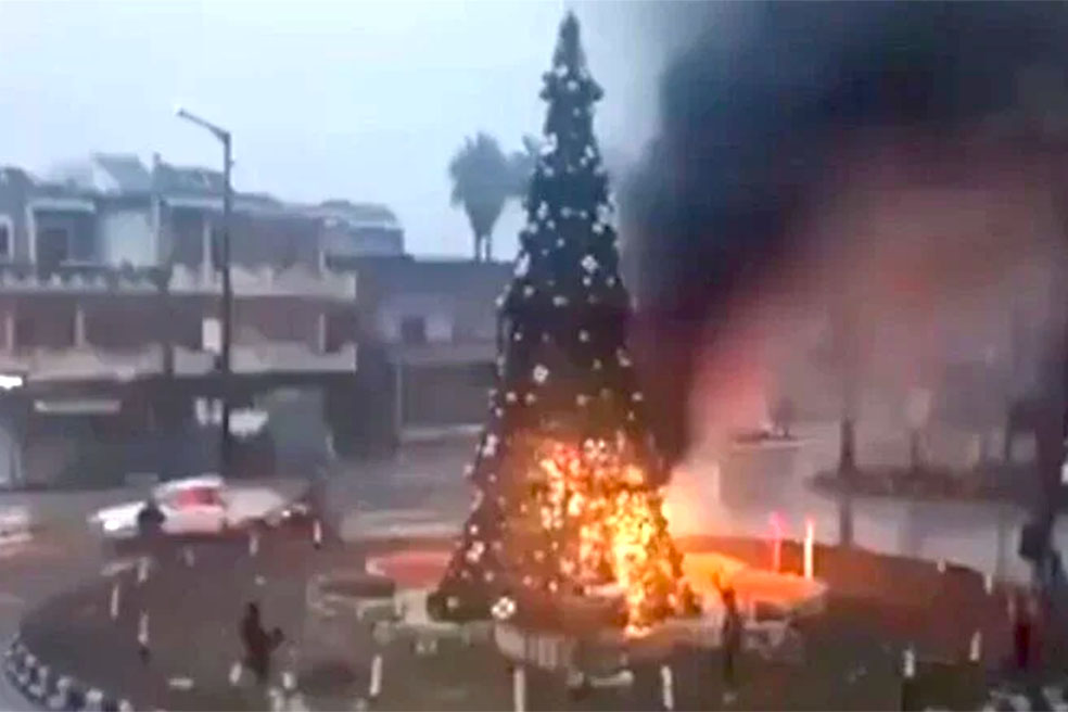 Gewapende mannen steken een kerstboom in brand in Al-Suqaylabiyah, wat leidt tot ongerustheid bij Syrische christenen