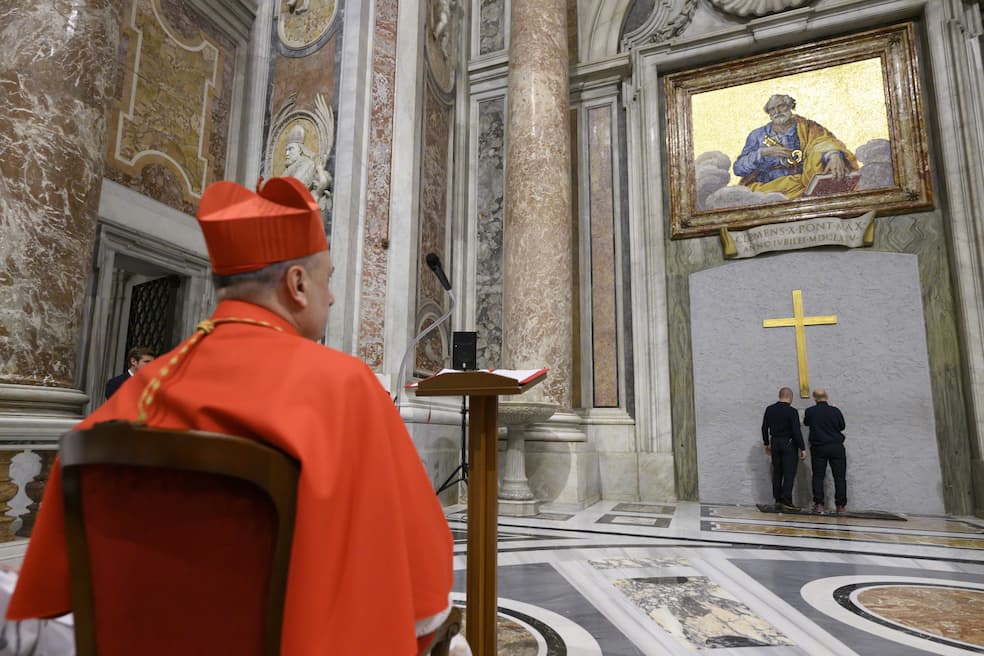 Kardinaal Mauro Gambetti gaat de traditionele ceremonie voor om de heilige deur in de Sint-Pietersbasiliek vrij te maken en te verifiëren of die klaar is om opnieuw geopend te worden