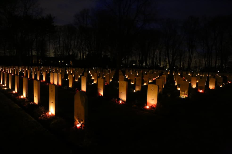 Op kerstavond kaarsjes branden op oorlogsgraven is een scandinavische traditie die ingang vindt in ons land