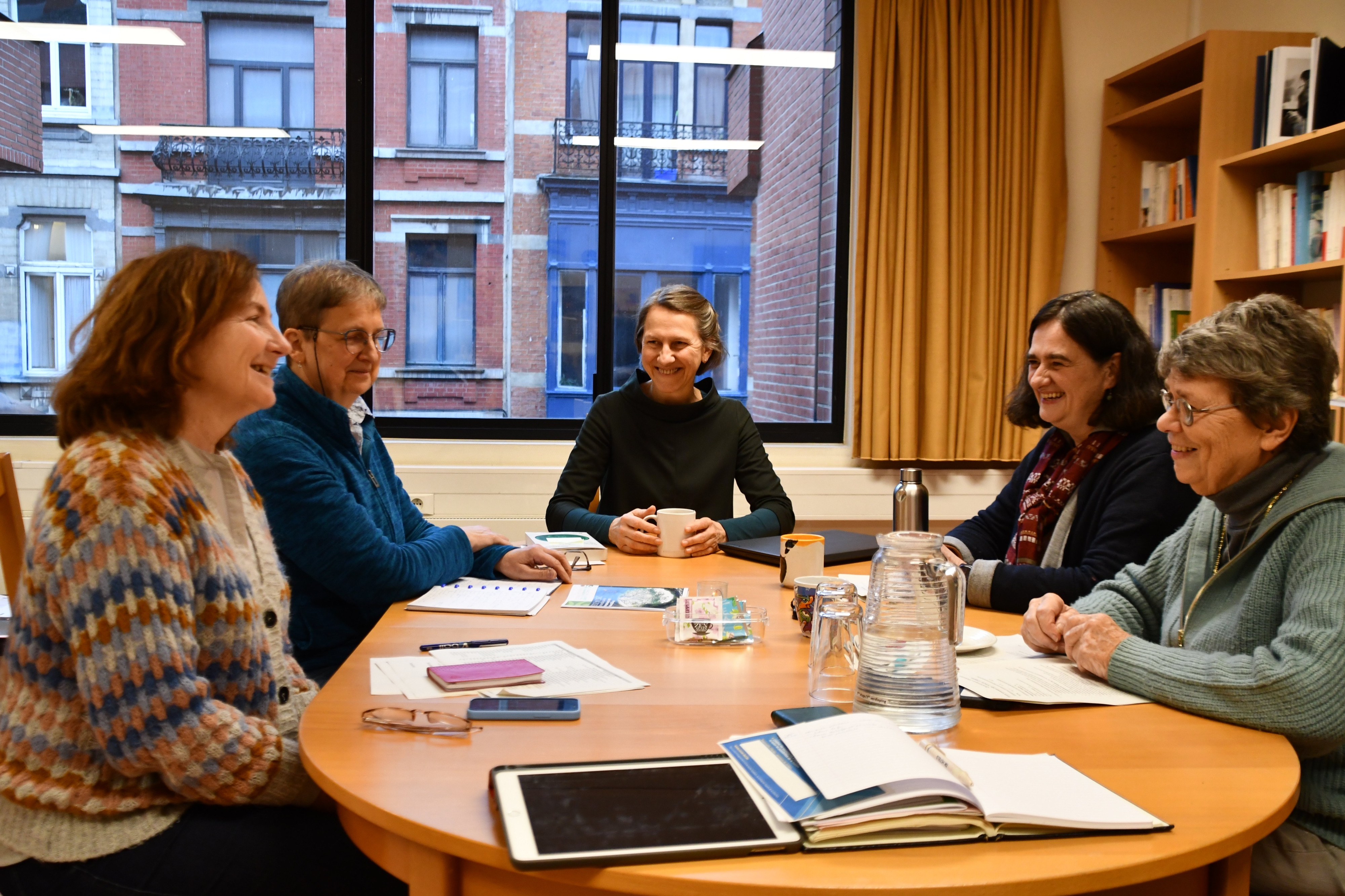 Sophie Vanhaverbeke (midden) deelt haar dromen en ideeën aan haar team. Samen willen ze op een zinvolle manier een steen verleggen.