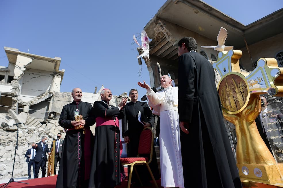 Paus Franciscus laat een witte duif los tijdens een herdenkingsgebed voor slachtoffers van de oorlog in Mosul, Irak, op 7 maart 2021