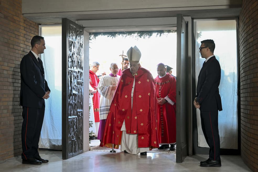 Paus Franciscus loopt door de heilige deur in het Rebibbia-gevangeniscomplex in Rome op het feest van de heilige Stefanus, donderdag 26 december 2024