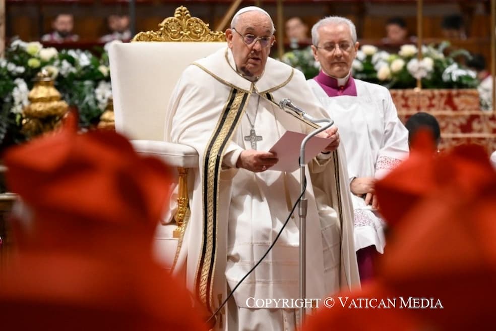 Paus Franciscus met blauwe plek op de kin tijdens het consistorie voor de creatie van nieuwe kardinalen op 7 december 2024