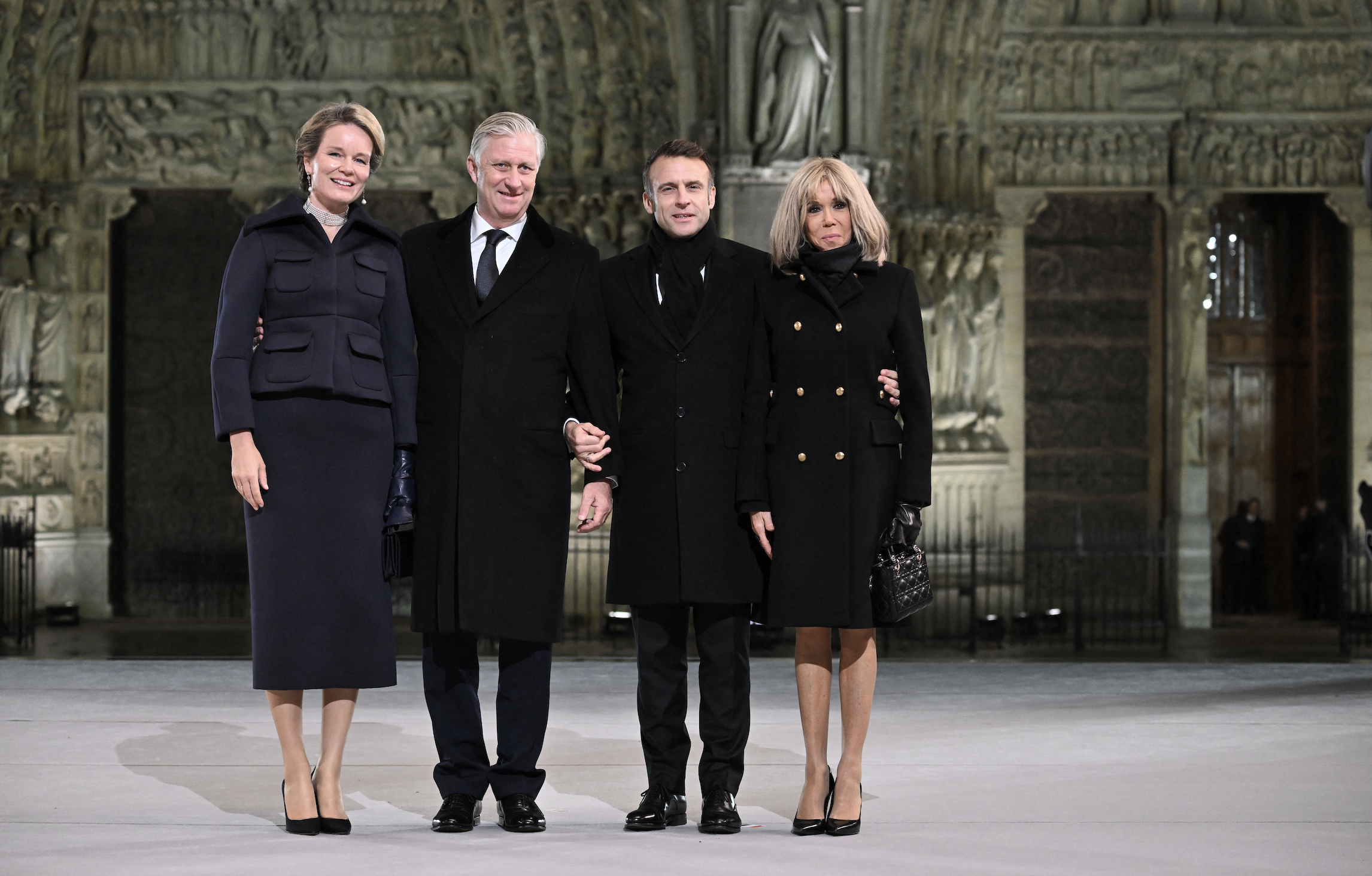 Koningin Mathilde en koning Filip worden verwelkomd door de Franse president Macron en zijn vrouw Brigitte.