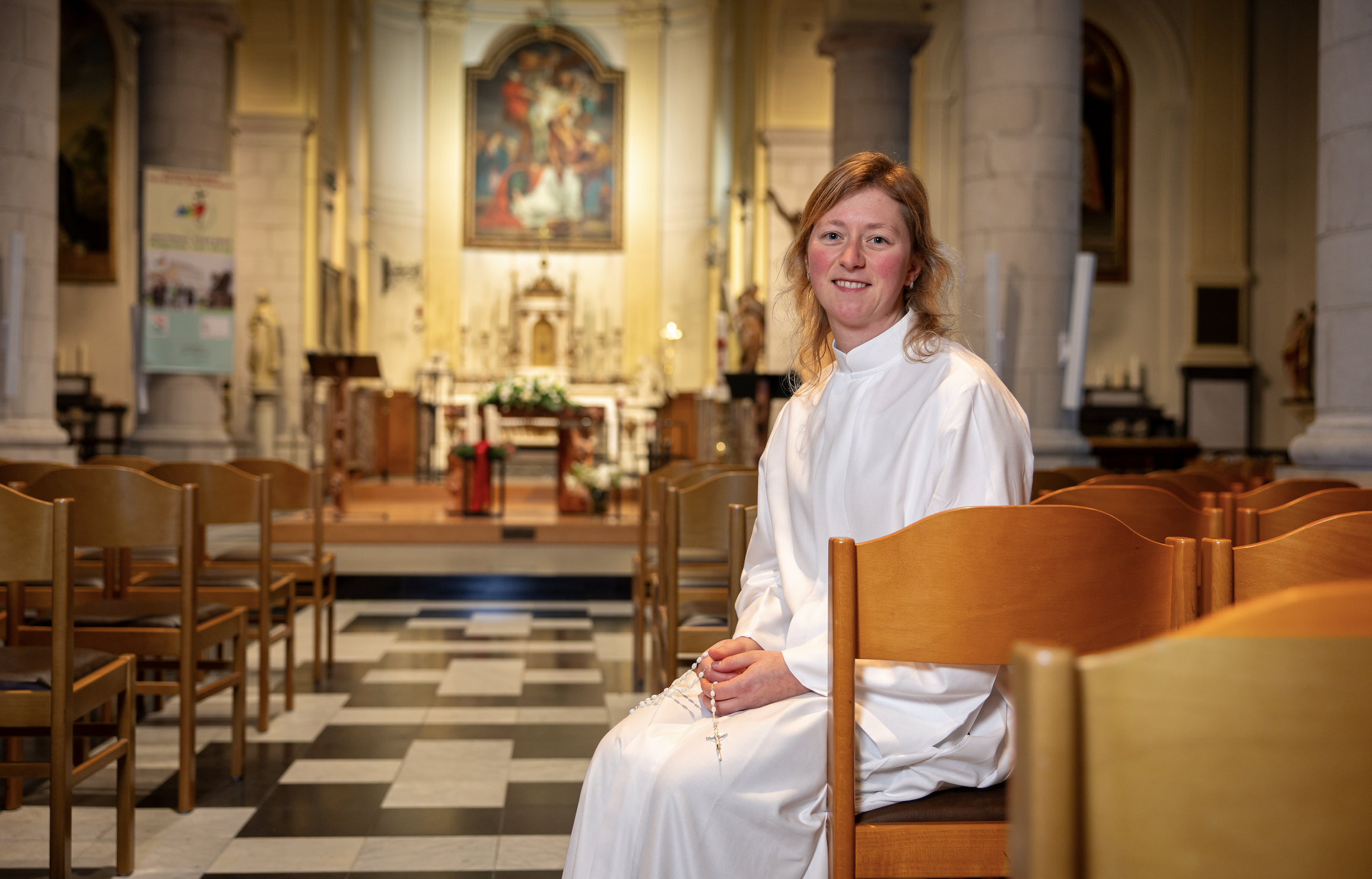 Lore in de kerk van Heule met de paternoster die ze als dank voor haar medewerking kreeg. 