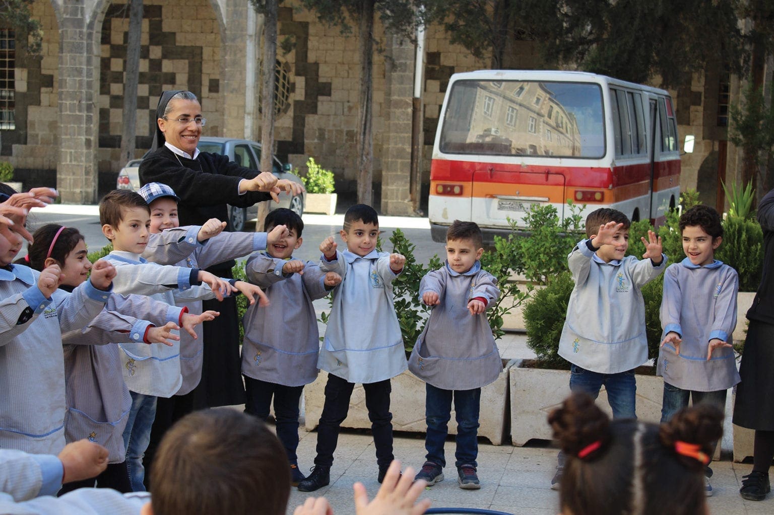 Zuster Jihane Atallah met kinderen in haar school. 