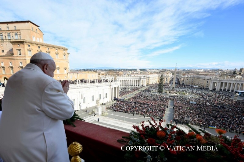 Paus Franciscus zegent de menigte voor de Sint-Pietersbasiliek tijdens het Urbi et Orbi.