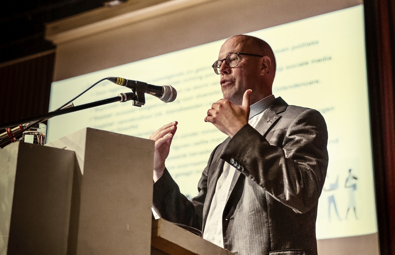 Philippe Hallein aan de microfoon op een congres voor oversten van Vlaamse religieuzen.