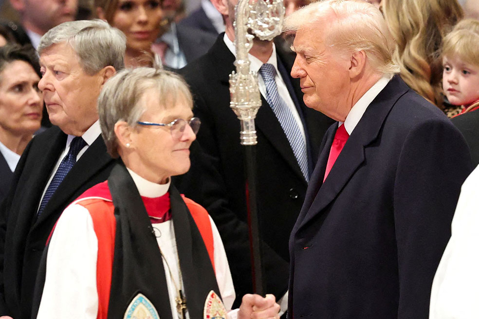 Anglicaans bisschop Mariann Edgar Budde met president Donald Trump bij het begin van de controversiële gebedsdienst op 21 januari 2025