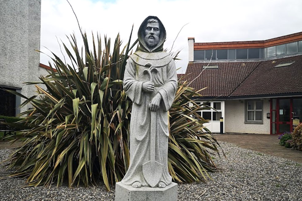 Beeld van de heilige Fiacre bij de gelijknamige kerk in Kilkenny, Ierland 