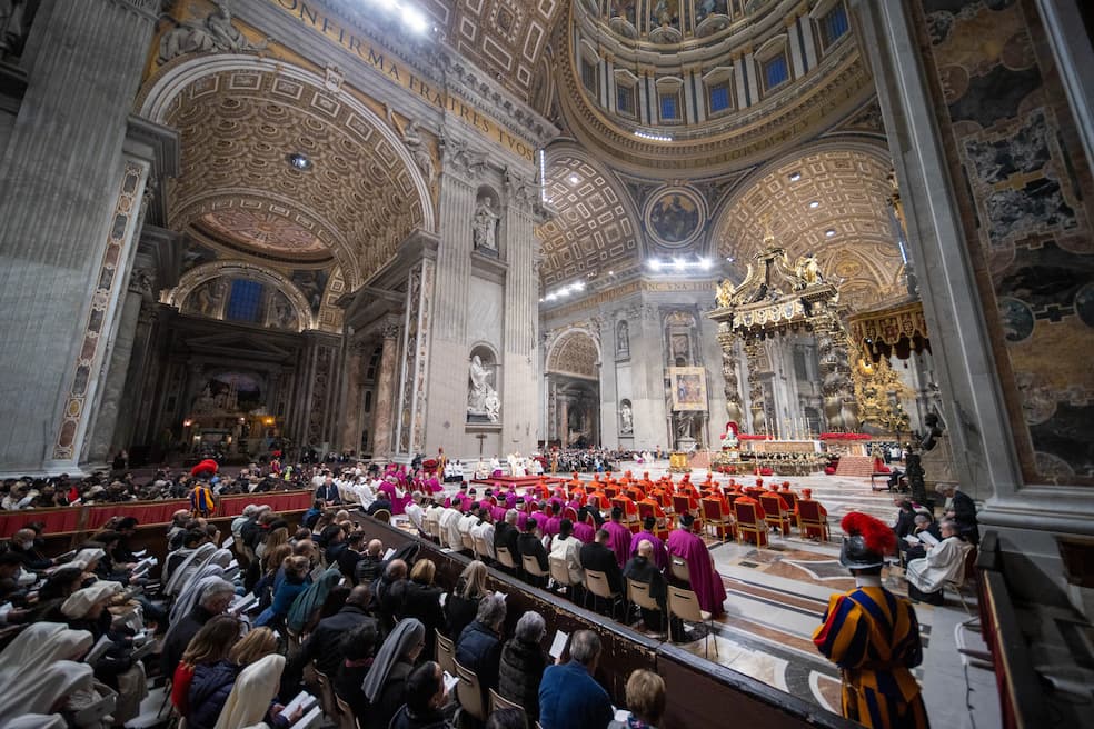 Bisschoppen en kardinalen sluiten zich aan bij paus Franciscus voor de vespers en het Te Deum van dankzegging in de Sint-Pietersbasiliek op 31 december 2024