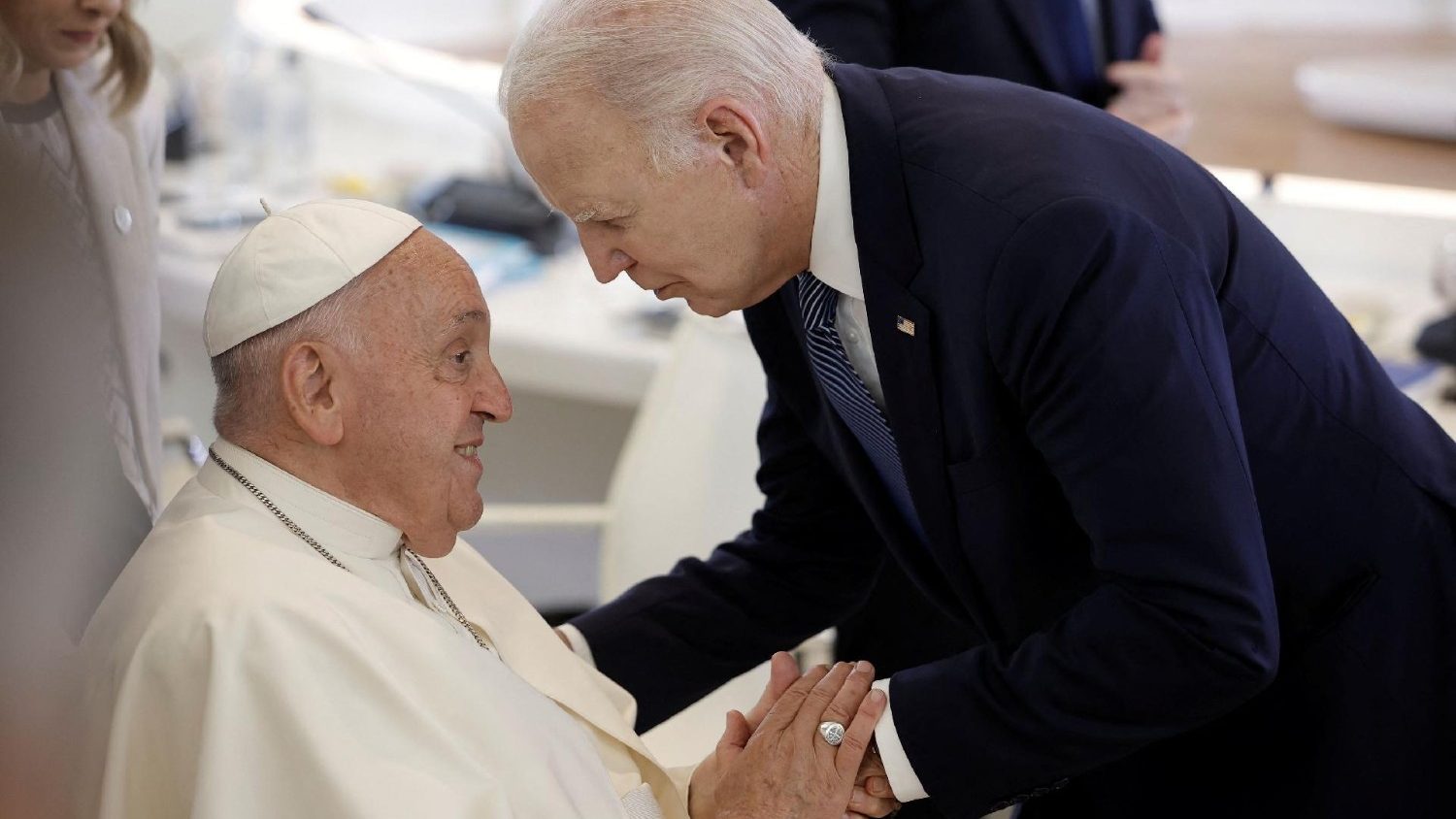 Joe Biden groet paus Franciscus op de G7-top in Italië in juni 2024. 