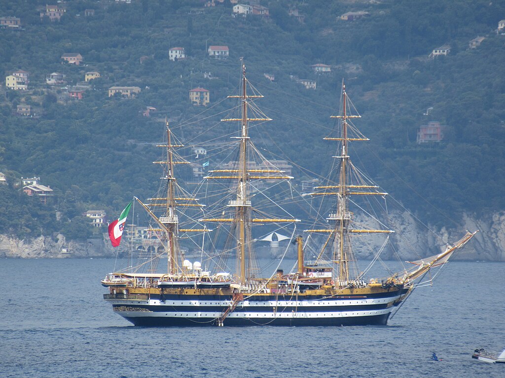 Het driemaster zeilschip Amerigo Vespucci voor anker bij Portofino, Italië, in 2022