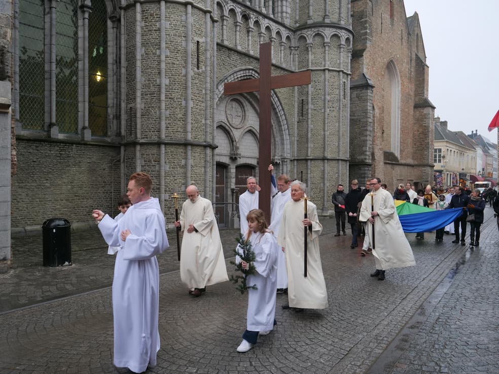 In bisdom Brugge werd het Jubeljaar geopend met een korte processie van de Onze-Lieve-Vrouwkerk naar de Sint-Salvatorskathedraal