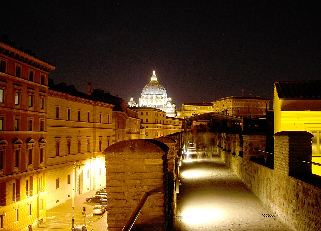 Passetto di Borgo in de nacht, met zicht op de koepel van de Sint-Pietersbasiliek