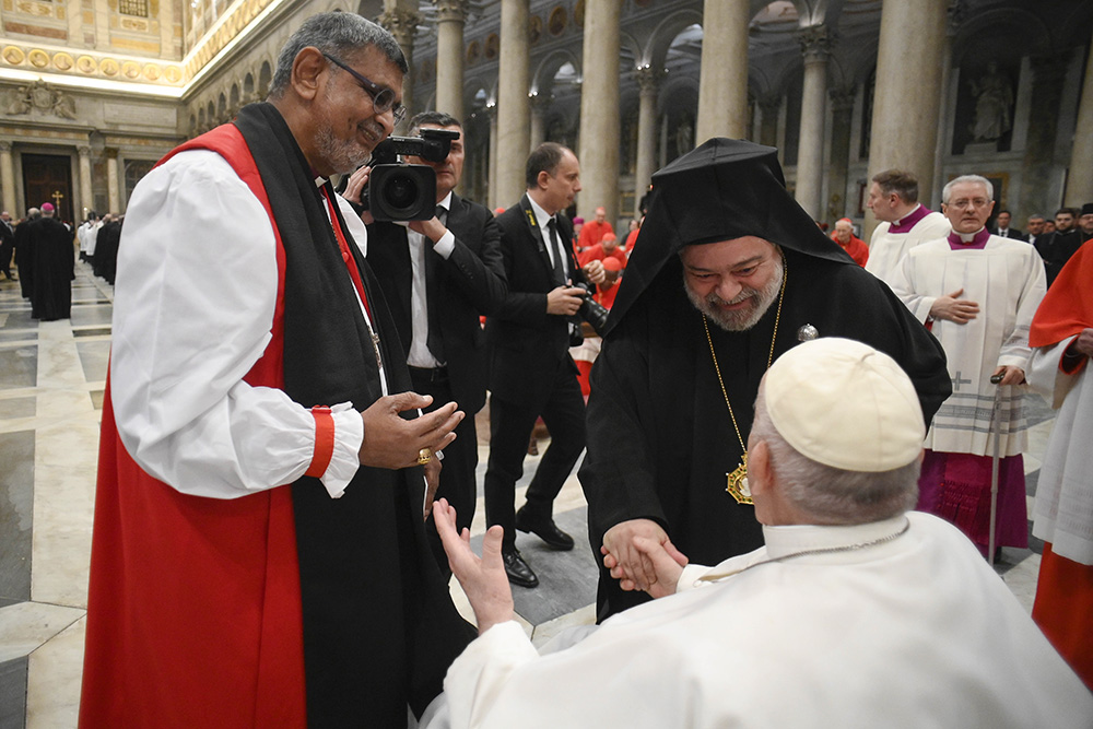 Paus Franciscus begroet tijdens de oecumenische avondgebedsdienst op 25 januari de anglicaanse aartsbisschop Ian Ernest (links), directeur van het Anglicaanse Centrum in Rome, en de orthodoxe metropoliet Polykarpos Stavropoulos van Italië en Malta 