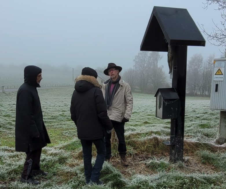 Redacteur Erik De Smet geeft tijdens een wandeling een woordje uitleg.