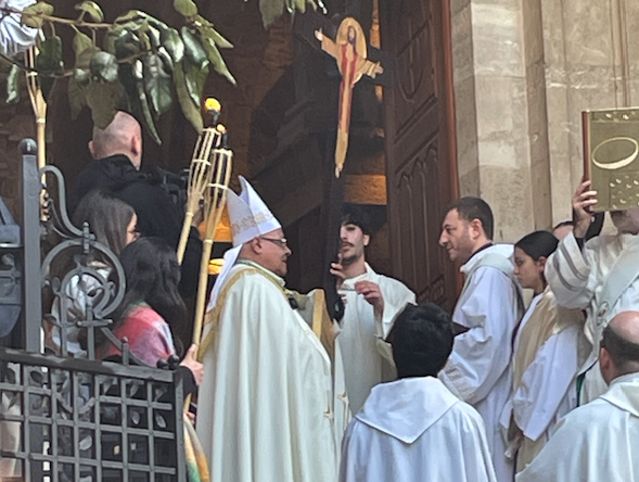 Mgr. César Essayan, Latijns apostolisch vicaris van Beiroet, arriveert aan het hoofd van de processie met het Jubelkruis aan de voormalige kapucijnenkerk in Beiroet.