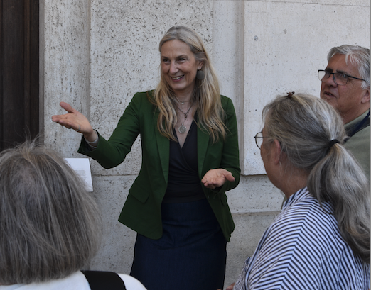 Yvonne Dohna geeft uitleg aan een van de musea in Rome.