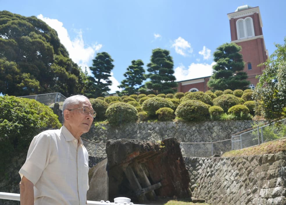 Shigemi Fukahori voor de kathedraal van Urakami in Nagasaki