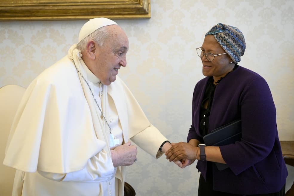 Tijdens zijn ontmoetingen op 16 januari verscheen paus Franciscus met de rechterarm in een mitella of draagverband na een val in zijn residentie