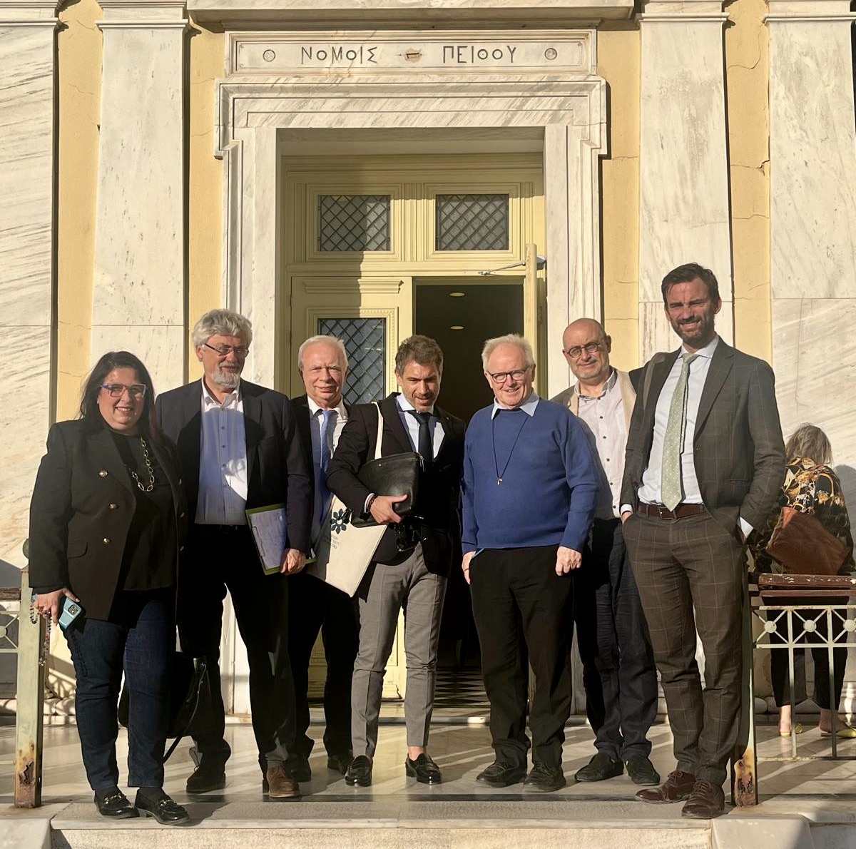 Tony Cornoedus (derde van rechts) met het team dat hem ondersteunde tijdens de rechtzaak in Samos. Marc Desmet staat ook op de foto.