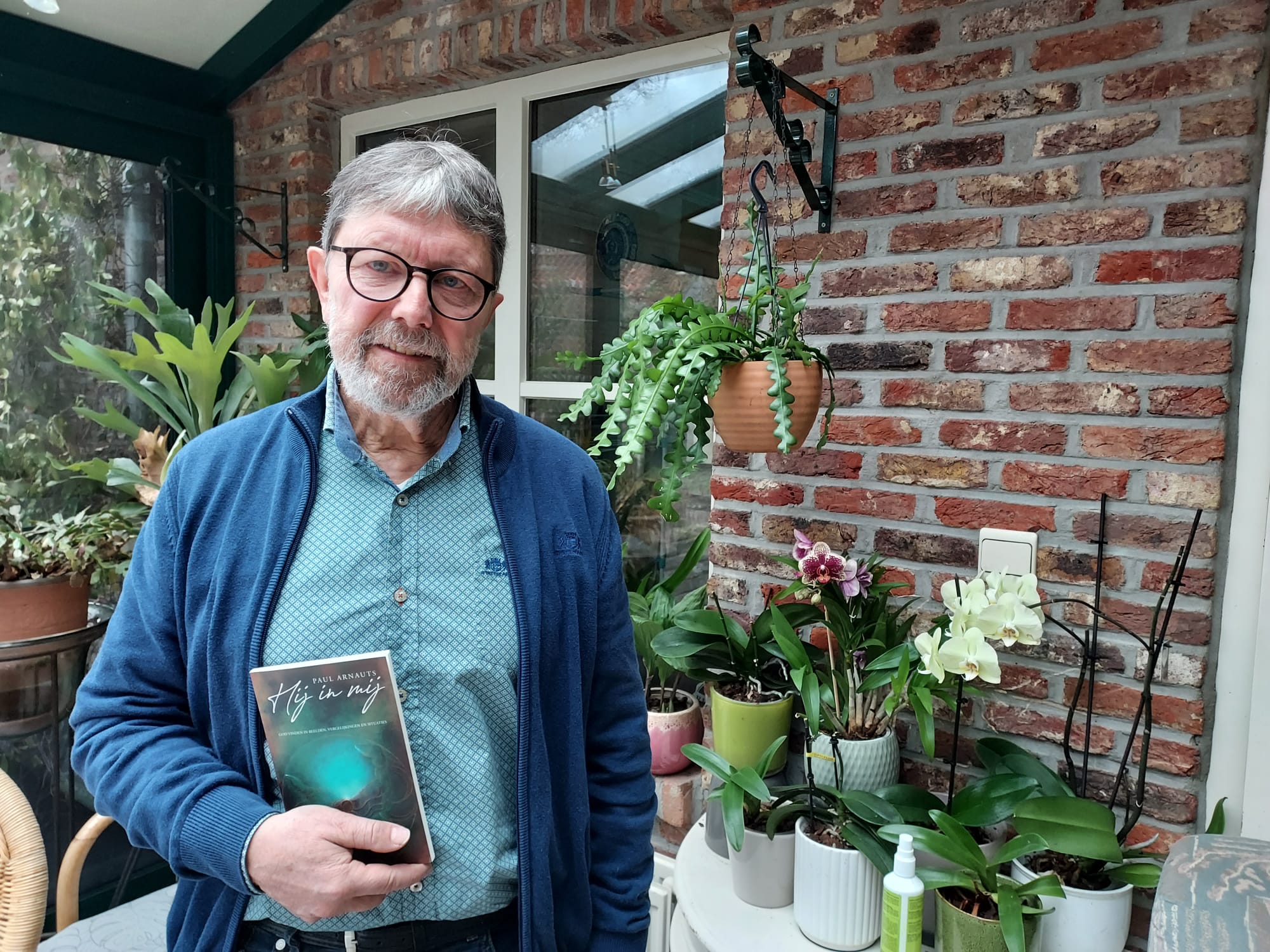 Paul Arnauts met zijn boek 'Hij in mij'.