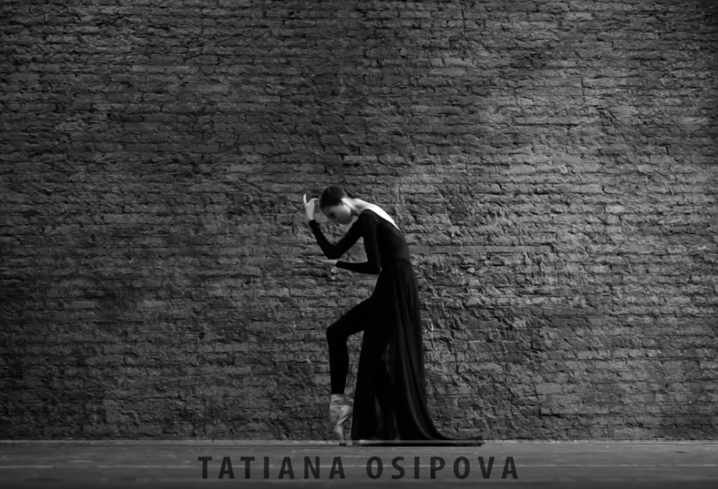 Ballerina Tatiana Osipova in gebogen danshouding.