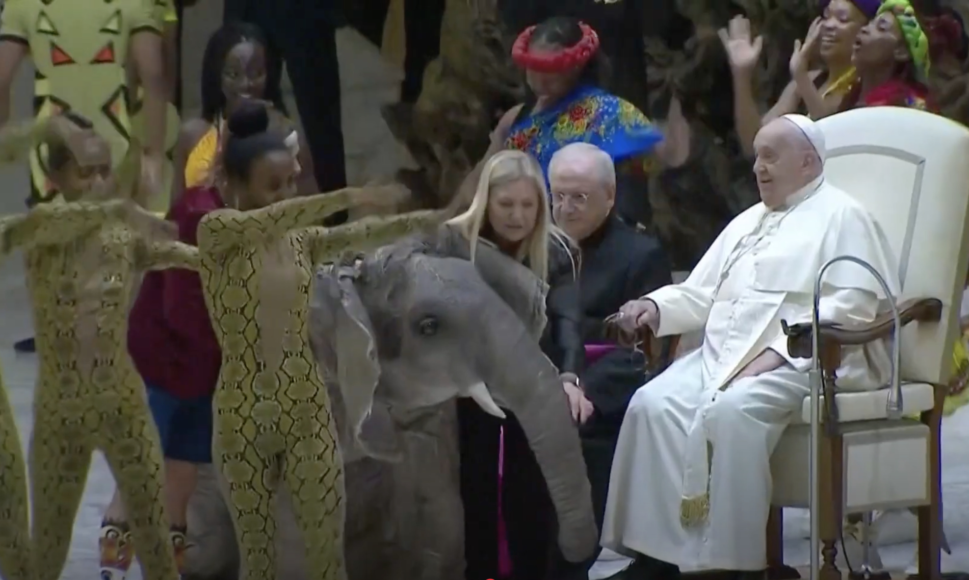 Baby olifant (op afstand bestuurd) bij paus Franciscus 'op audiëntie'.