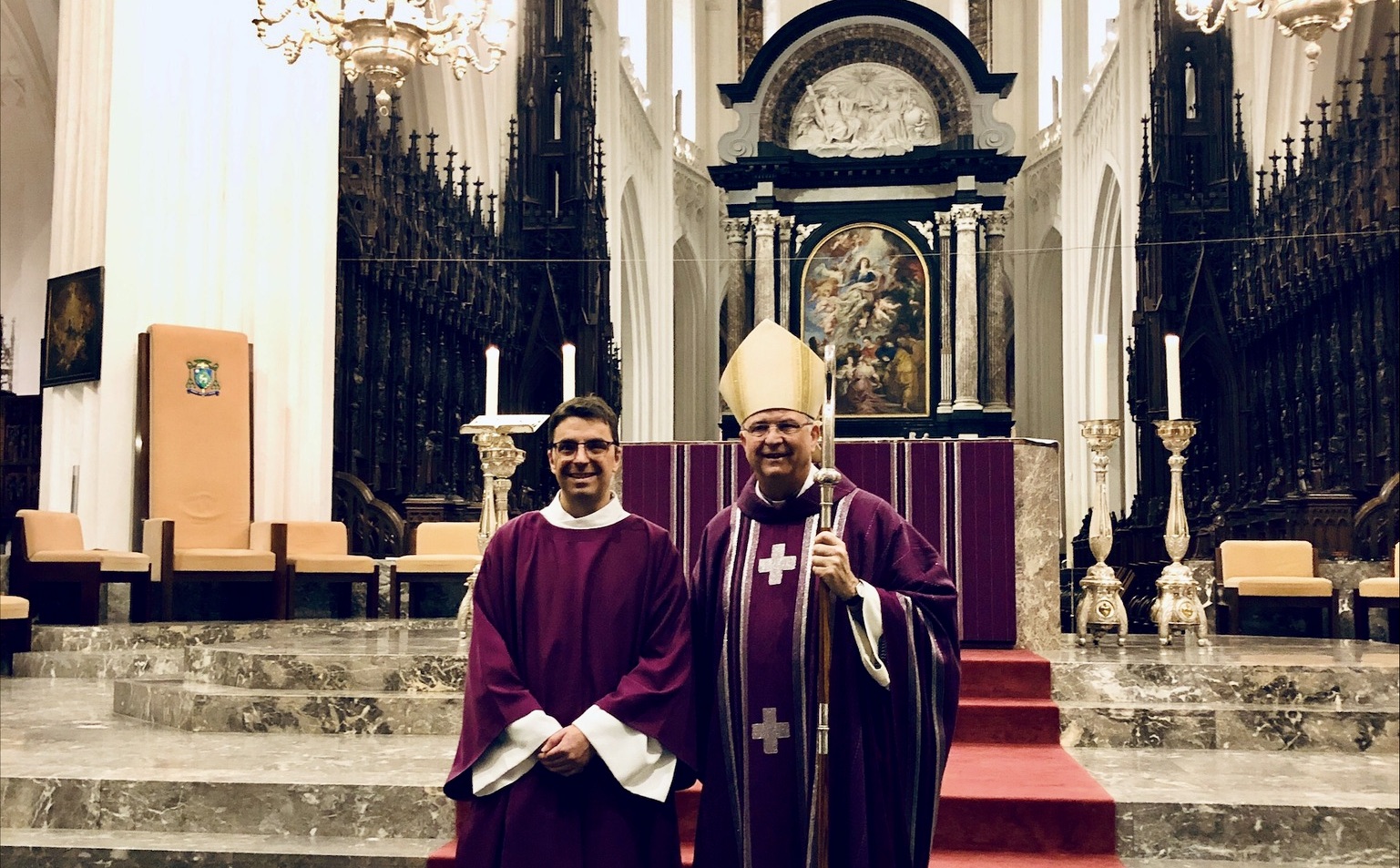 Jurgen Deckx met bisschop Bonny in de kathedraal van Antwerpen bij zijn diakenwijding.