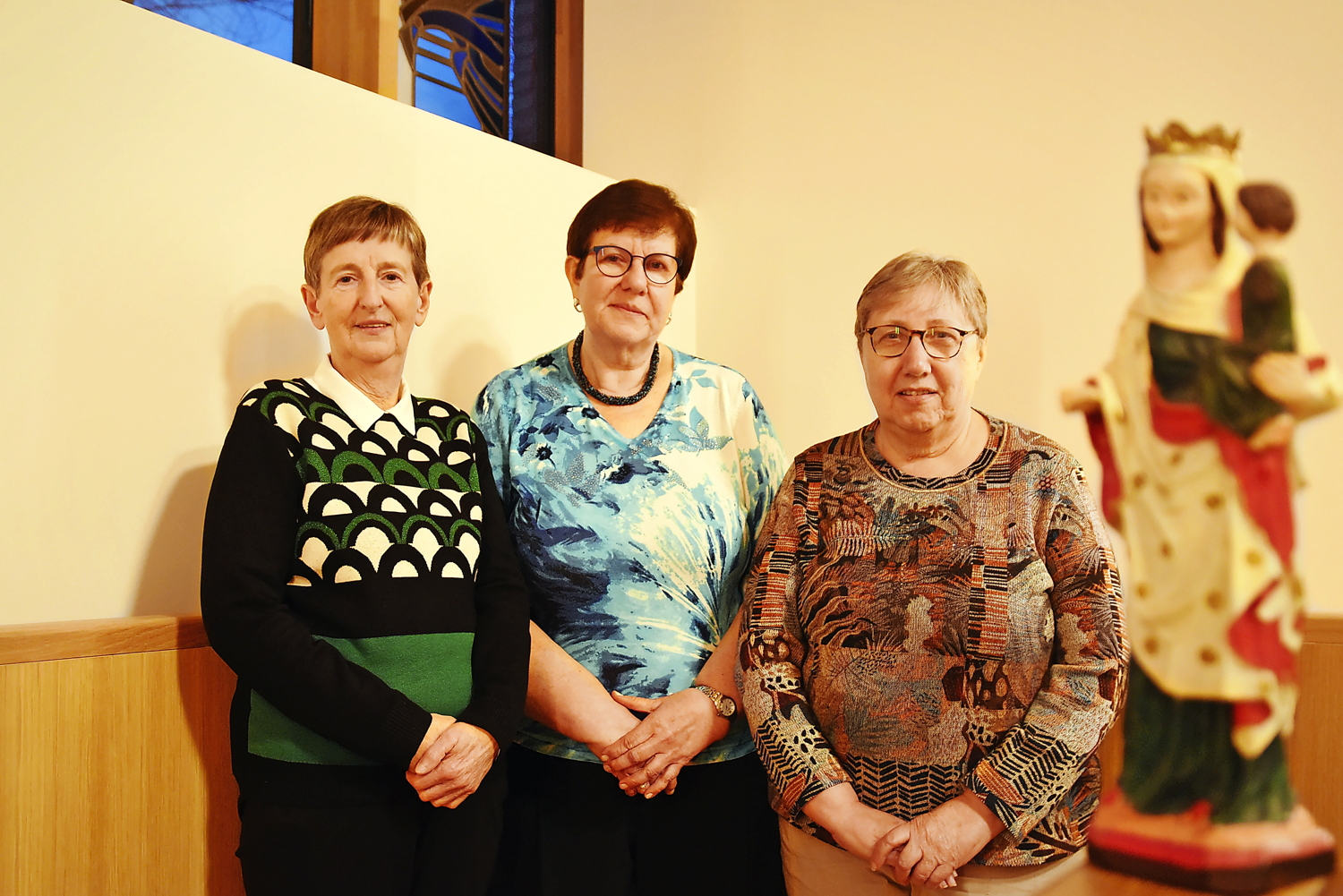 Bernadette Doucé, Maggy Vandersmissen en Lut Reenaers uit Stevoort: ‘De Virga Jesse ommegang begint nu echt te leven in onze groep.’ © Tony Dupont